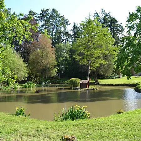 Chateau De Peufeilhoux Bed & Breakfast Vallon-en-Sully